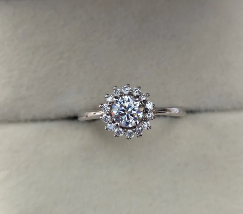 Bague de fiançailles ronde en moissanite halo