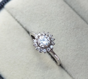 Bague de fiançailles ronde en moissanite halo