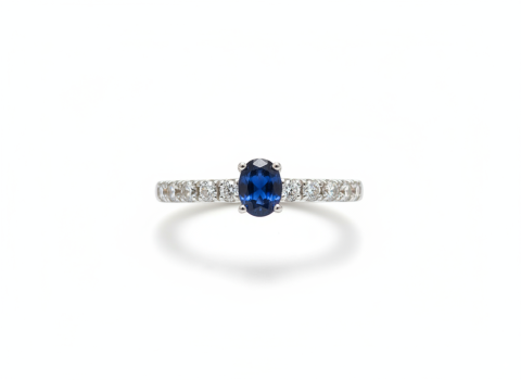 Anneau de pierre précieuse bleu ovale classique en argent sterling à demi-éternité